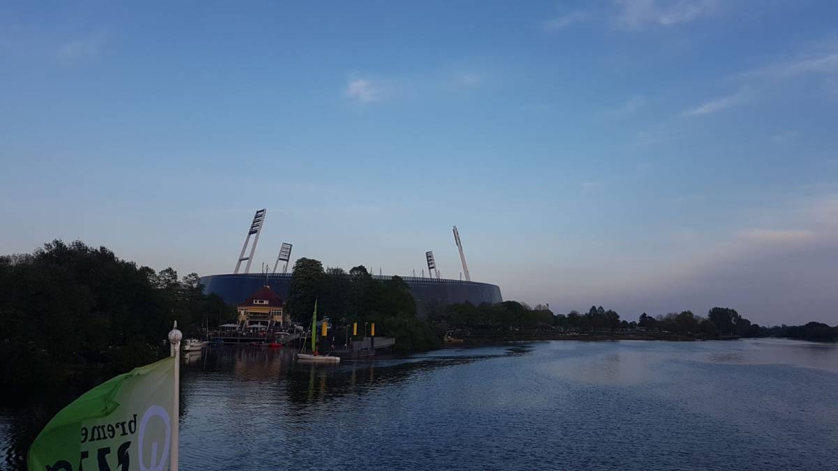 Weserstadion bei der Dämmerung mit der Weser im Bild
