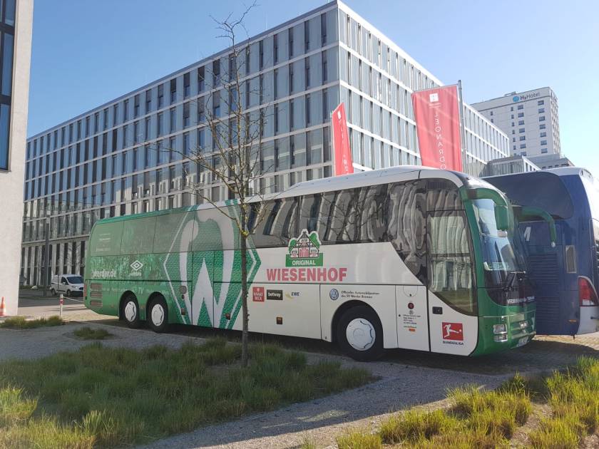 Bus der Werder Mannschaft vor dem Hotel
