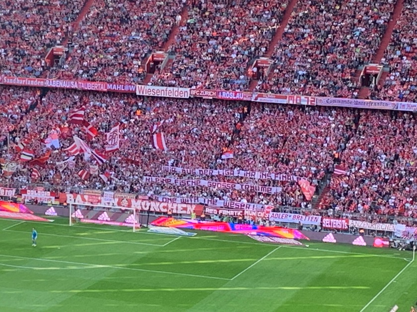 Ein Banner mit einer Aufschrift der Bayern Fans