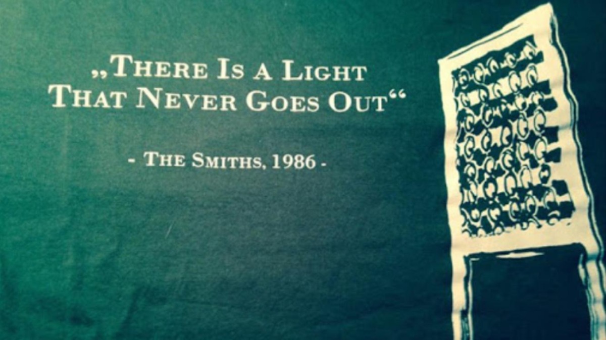 Bild mit der Überschrift auf grünem Hintergrund und dem Flutlichtmasten: There is a light that never goes out.