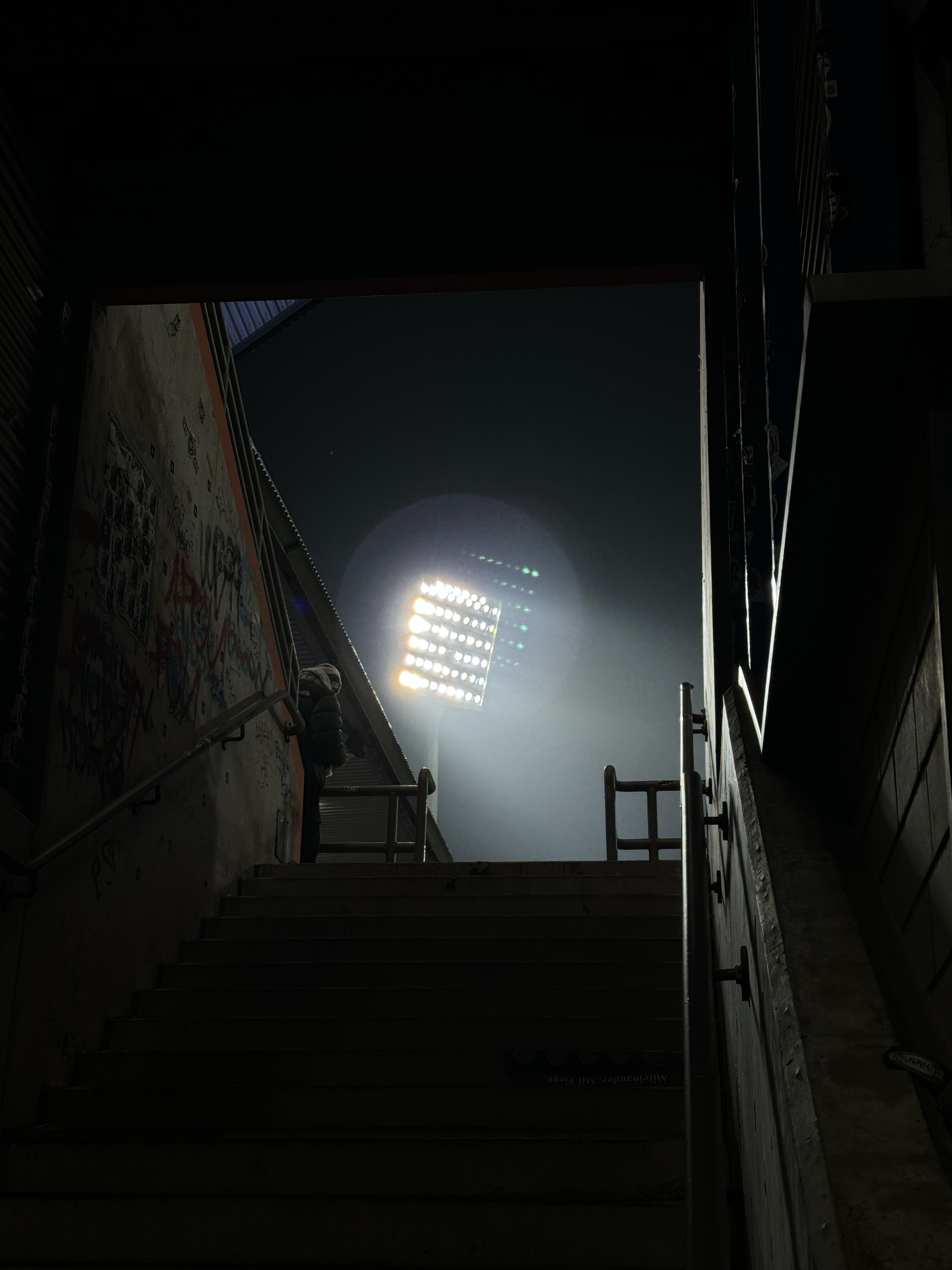 Flutlichtmast der im Treppenaufgang zum Stadion leuchtet