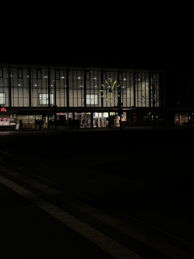 Der Würzburger Hauptbahnhof bei Nacht